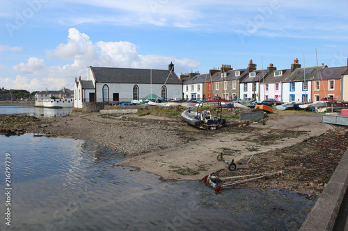 Foto View of the pictureque harbour and surrounding buildings at the Isle of Whithorn in Dumfires and Galloway in Scotland