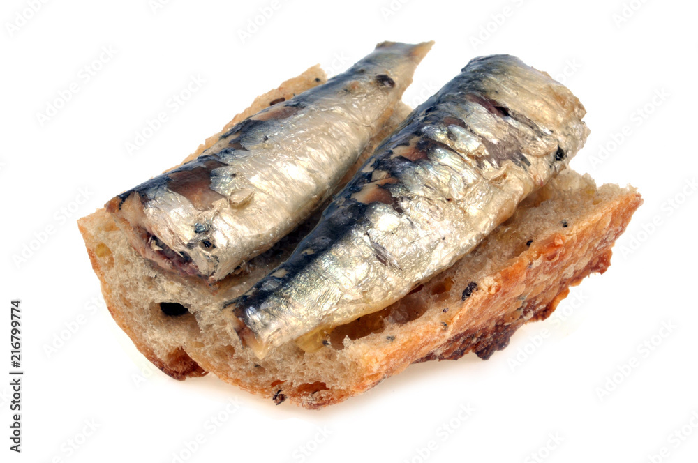 Sardines à l'huile posées sur une tartine de pain Stock Photo Adobe Stock