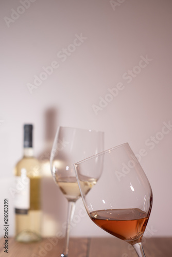 zwei Weingläser mit Flasche links