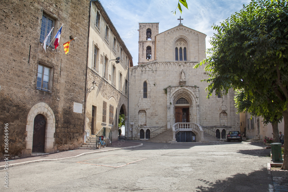 Francia, la città di Grasse, il paese e la cattedrale.