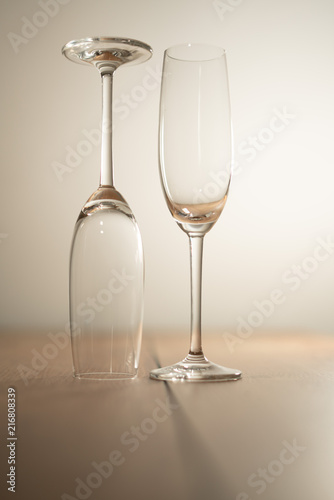 zwei gläser nebeneinander eins steht kopf