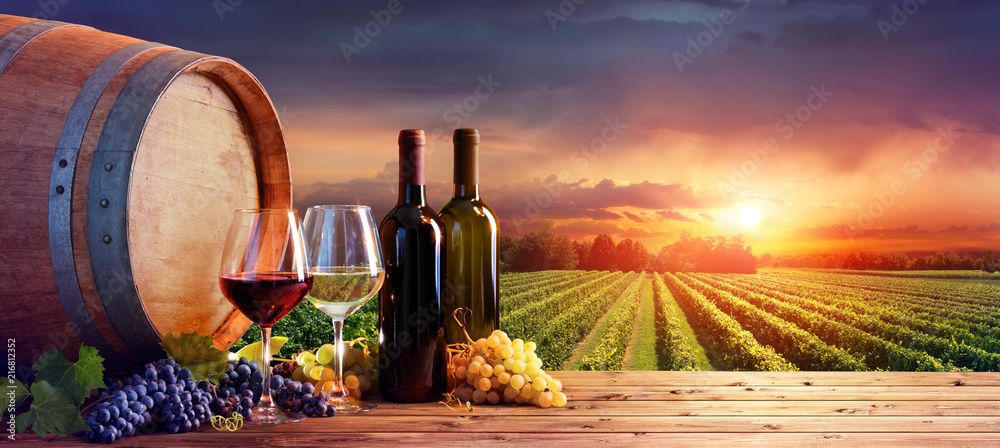 Fototapeta premium Butelki I Wineglasses Z Winogronami I Baryłką W Wiejskiej Scenie