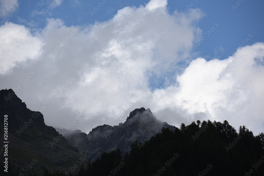 cime nuvole montagne nuvoloso temporale meteo metodologia cime rocciose alpi 