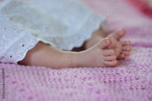 newborn baby's feet on the pink blanket