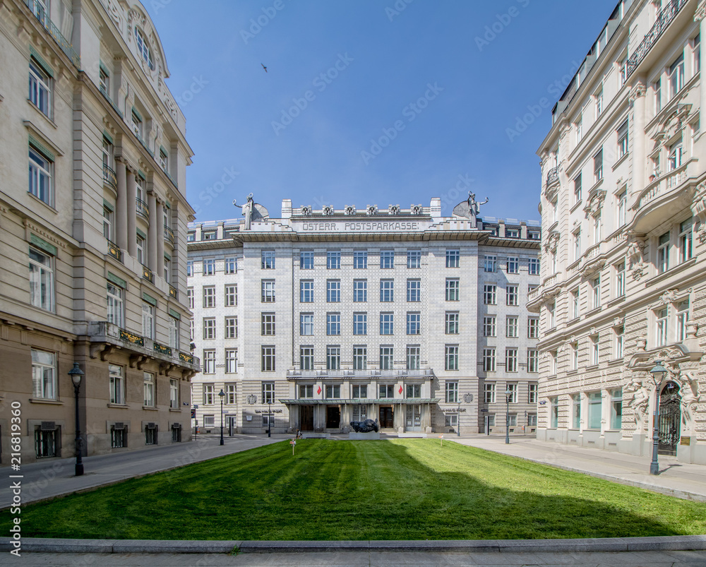 Fototapeta premium Das achtgeschoßige Gebäude der Österreichischen Postsparkasse war bis 2017 die Zentrale der Bawag P.S.K. und ist eines der bekanntesten Jugendstilgebäude Wiens.