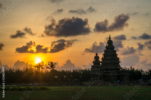 Fotografie Photo shot on sunrise time where the historical buildings of Mamallapuram monuments are highlighted