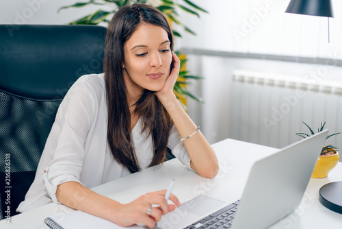 Fotografía Businesswoman thinking about difficult question