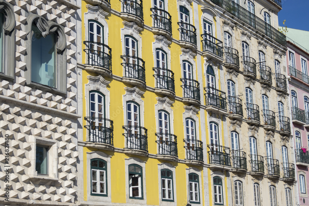 Casas coloridas en las calles de Lisboa, Portugal