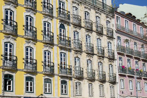 Casas coloridas en las calles de Lisboa, Portugal