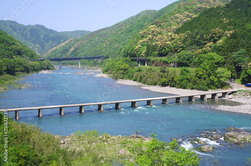 四万十川の沈下橋（bridge designed to be underwater during a flood）