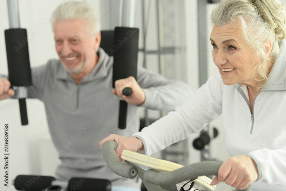 Obraz premium Portrait of active smiling senior couple in gum