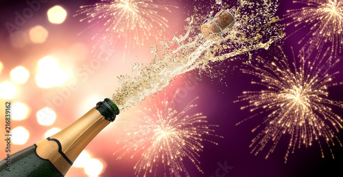 Champagner-Splash vor Violett mit Feuerwerk