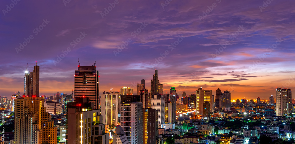 Fototapeta premium metropolia miejski pejzaż na zachód słońca zmierzchu panoramę