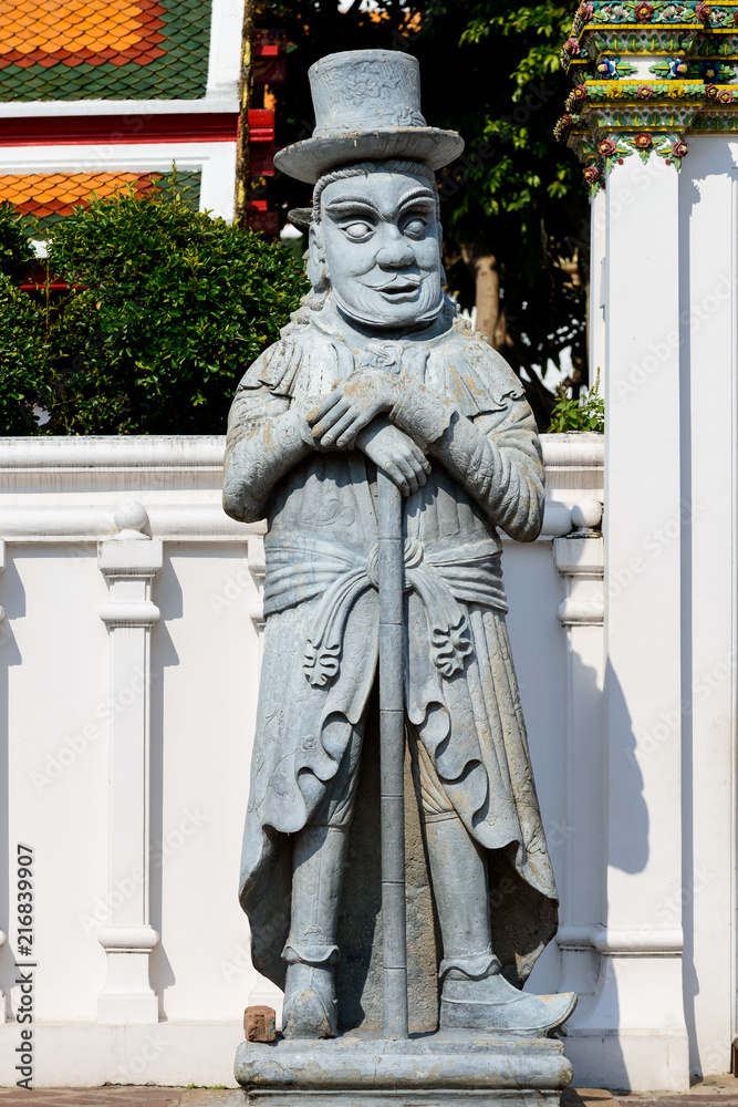 Obraz premium Giant europe rock statues figure beside a gate in Wat Pho in Wat Pho or Wat Phra Chetuphon Vimolmangklararm Rajwaramahaviharn is one of Bangkok's oldest temples.