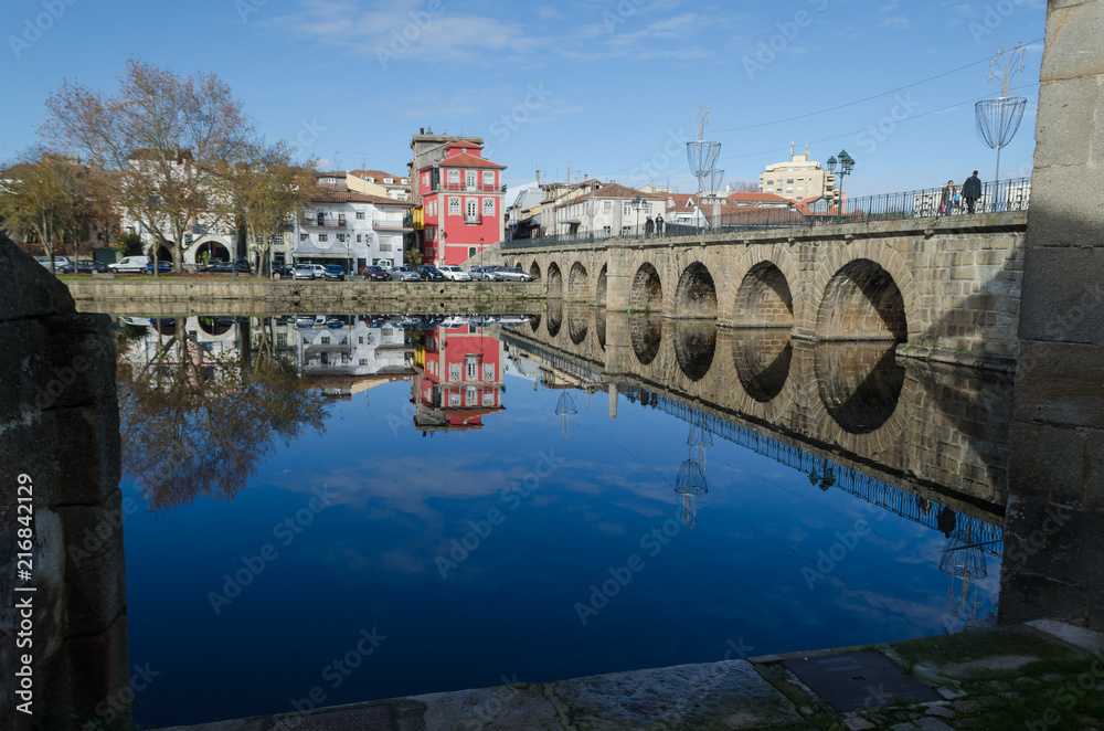 Rio Tamega y puente romano de Chaves, Portugal