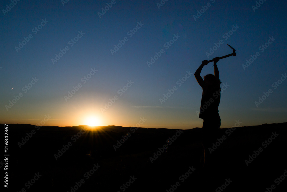 Agricultor cavando durante el amanecer Agricultor cavando durante el amanecer