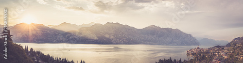 Ausblick auf Malcesine, Gardasee, Italien. Italienische Häuser, See und Berge, Panorama