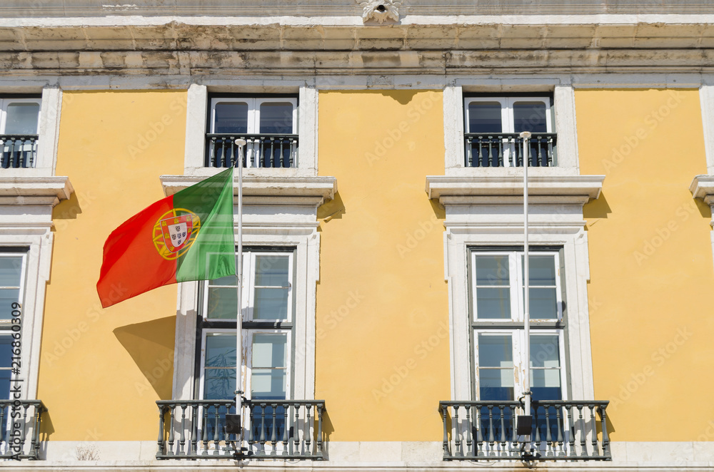 Fachada en Lisboa con bandera de Portugal