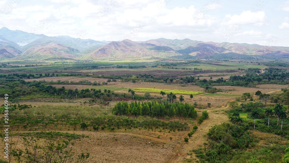 Fototapeta premium Landschaft - Landwirtschaft und Berge auf Kuba - Trinidad