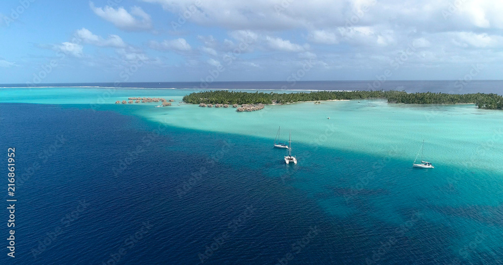 Obraz premium Water bungalows resort at islands, french polynesia in aerial view
