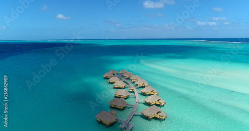 Fotografia Water bungalows resort at islands, french polynesia in aerial view