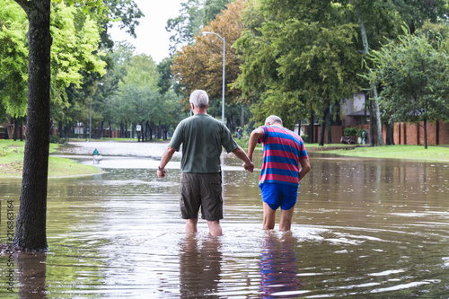 Photo Residents navigates hight flood waters