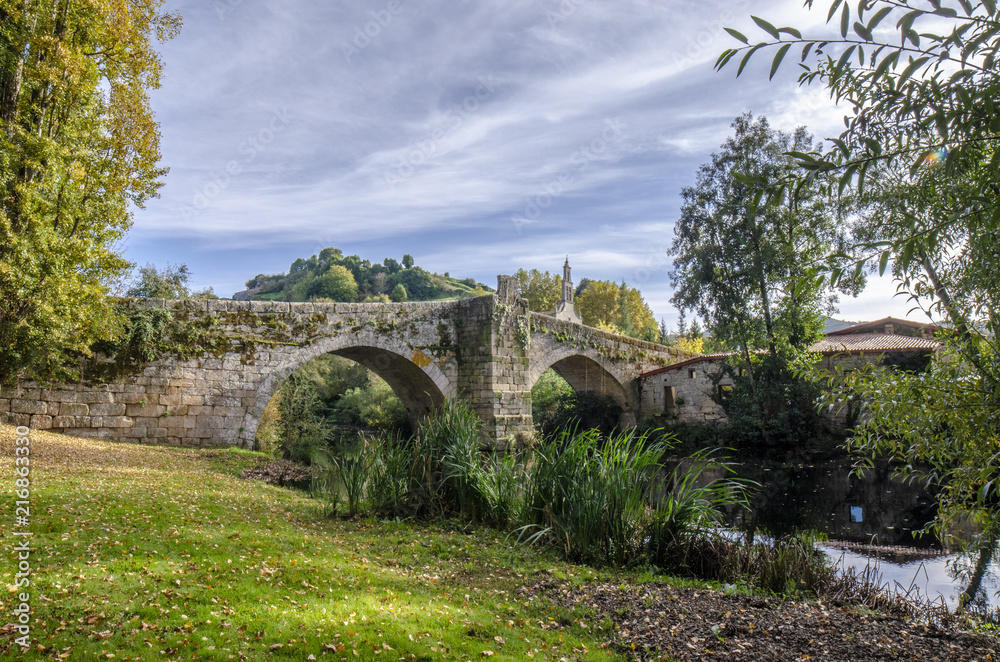 Puente medieval sobre el río Arnoia en Allariz, Ourense, España, en otoño