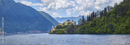 Panoramablick vom Comer See auf die Villa del Balbaniello photo