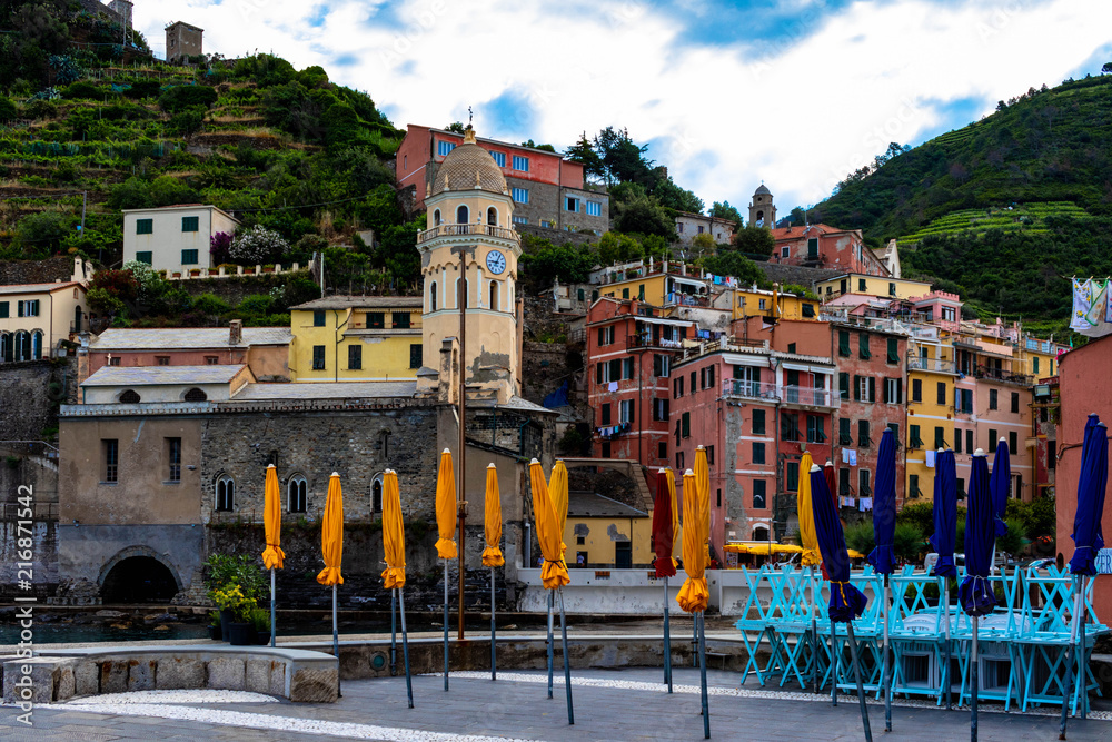 Fototapeta premium Cinque terre - view from the harbour to the mountains
