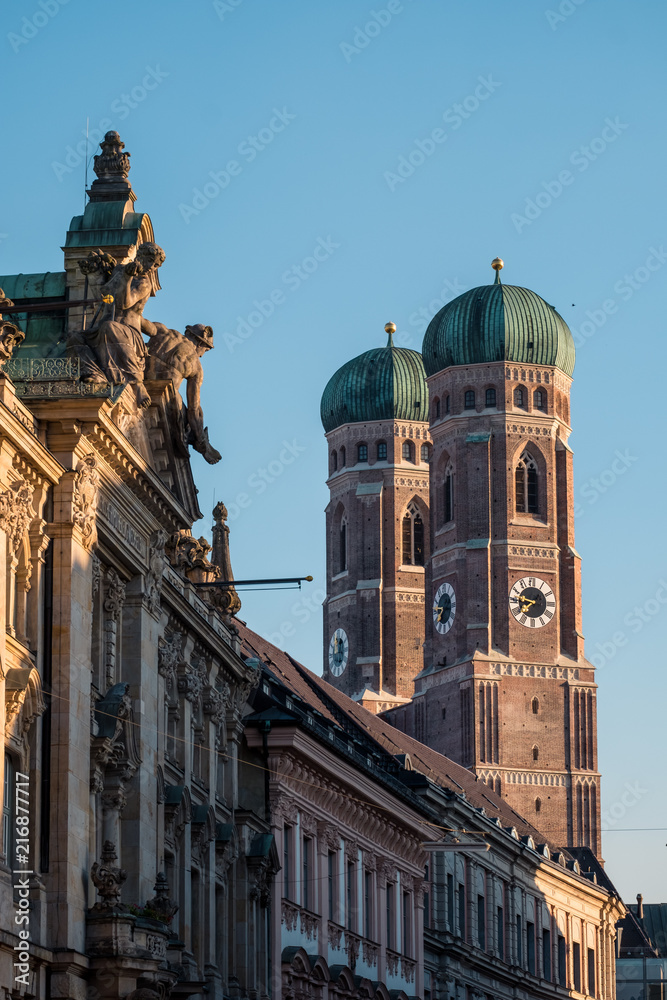 Fototapeta premium Frauenkirche München (Dom zu unserer lieben Frau) bei Sonnenuntergang / Abendsonne