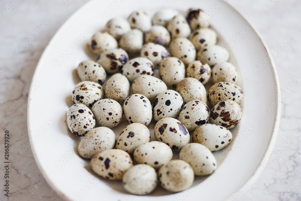 Obraz premium Raw healthy organic quail eggs in plate 