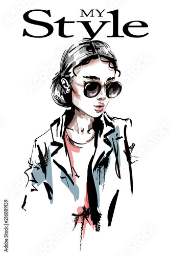 Obraz Ręcznie rysowane piękna młoda kobieta w okulary przeciwsłoneczne. Stylowa, elegancka dziewczyna. Moda kobieta Naszkicować.