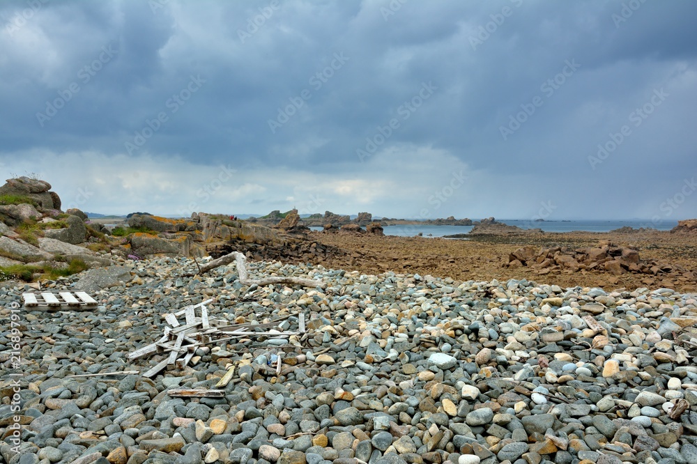 Paysage de mer sur une petite île bretonne à marée basse Paysage de mer sur une petite île bretonne à marée basse