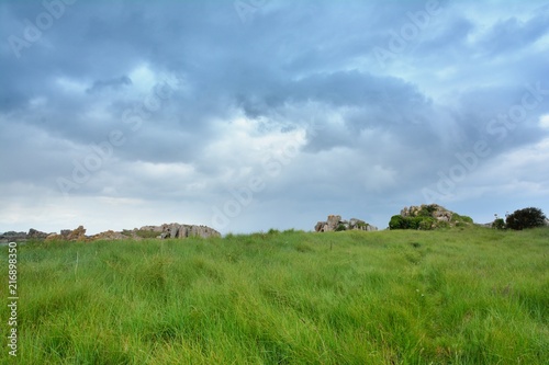 Paysage de mer sur une petite   le bretonne    mar  e basse