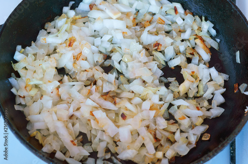 Fry the grated carrots and onions in a pan. Cook the roast onions and carrots.