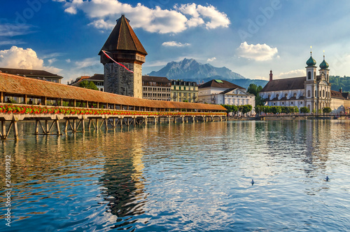 Foto Kapellbrücke mit Wasserturm, Jesuitenkirche  und Pilatus in Luzern am Vierwaldst