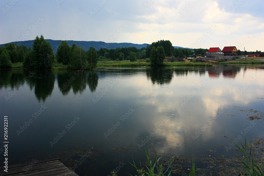 Obraz premium Houses on the shore of a pond