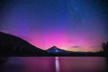 Leinwandbilder Nordlichter Nordlicht über Mount Hood in Oregon  © yaeantho