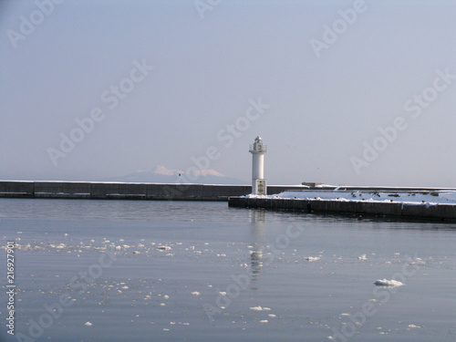 冬の灯台と国後島 © ふわしん