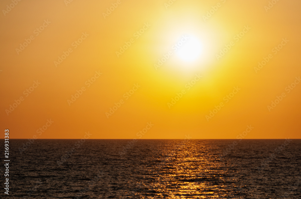 Obraz premium Sunset over sea