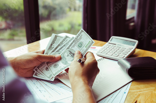 Canvas Print Businessman counting money at the table