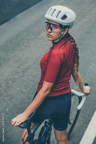 Radsport cycling bike Fahrradfahrer im Helm Rennrad trikot Sport Girl Frau
