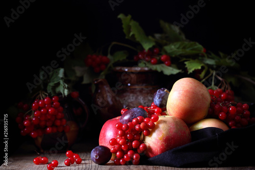 калина и фрукты свежие лежат на столе натюрморт 