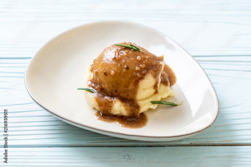 mashed potatoes with gravy sauce mashed potatoes with gravy sauce