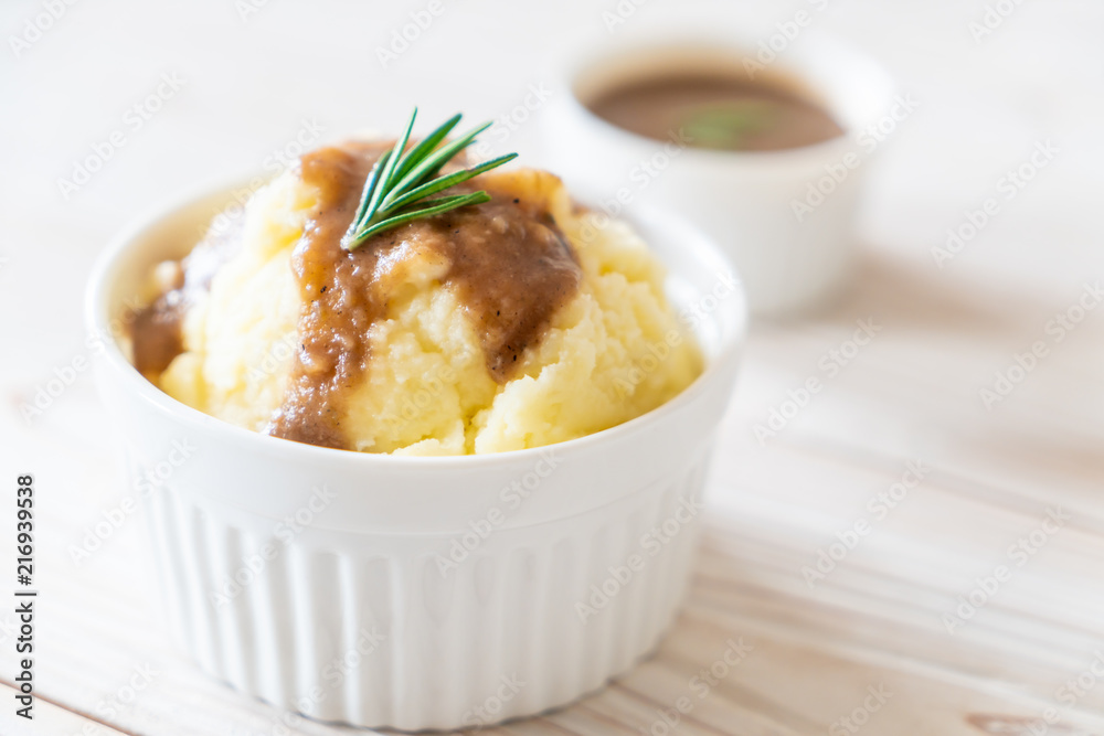 mashed potatoes with gravy sauce