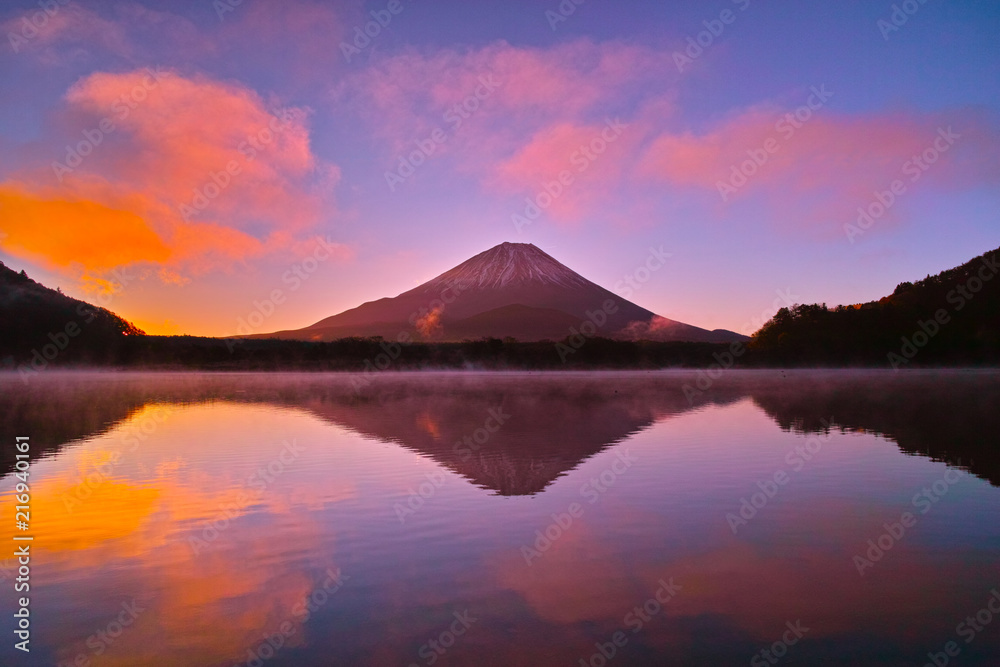 朝焼けと毛嵐が立ち上る精進湖と富士山

