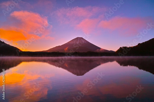 朝焼けと毛嵐が立ち上る精進湖と富士山
