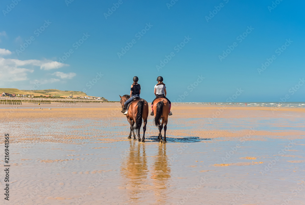 cavalières sur la plage ensoleillée cavalières sur la plage ensoleillée