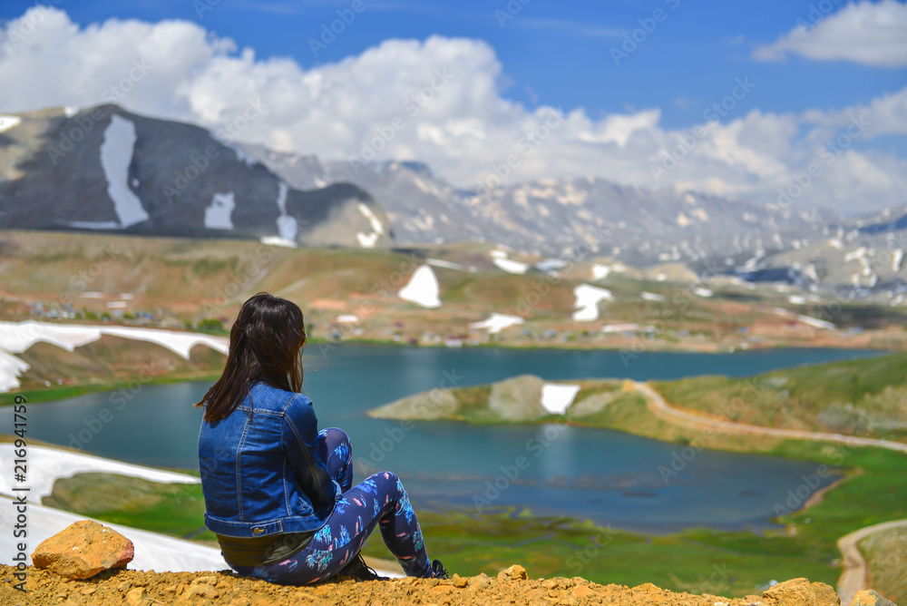 Naklejka premium bayan modelin yüksek dağ gezisi ve seyir manzarası