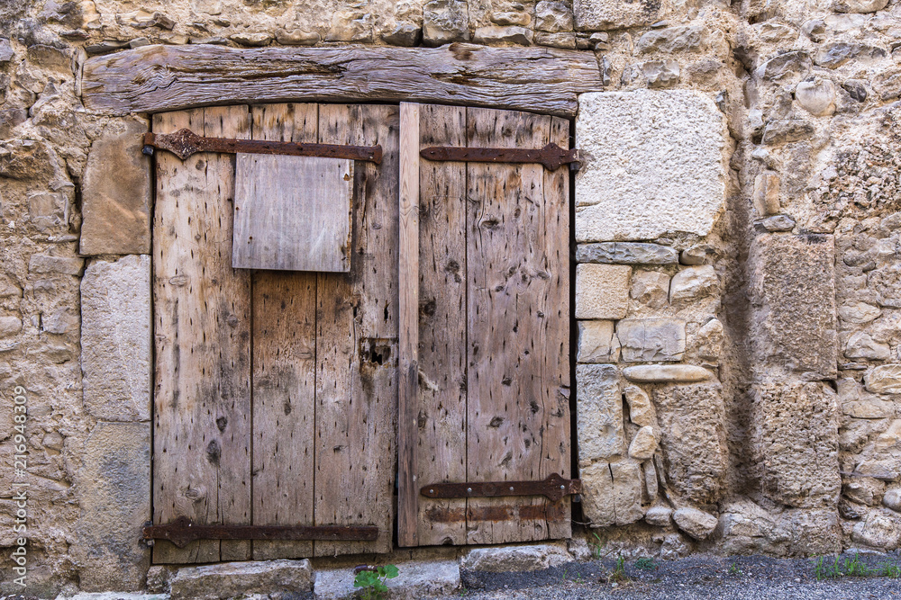vieille porte abandonnée dans le village médiéval de Châtillon en Diois vieille porte abandonnée dans le village médiéval de Châtillon en Diois